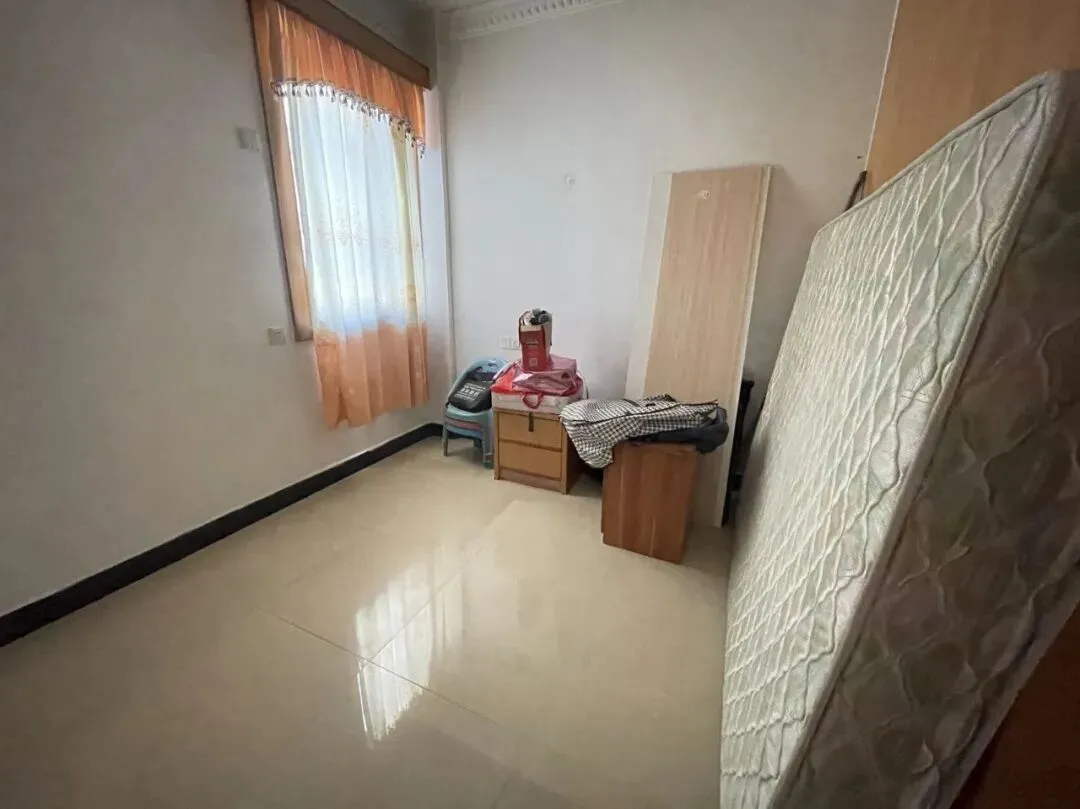 教育路 德星市场 青云小区 步梯4楼 面积97方 三房两厅 振兴学位 地段优越 生活方便 总价38万 随时入住