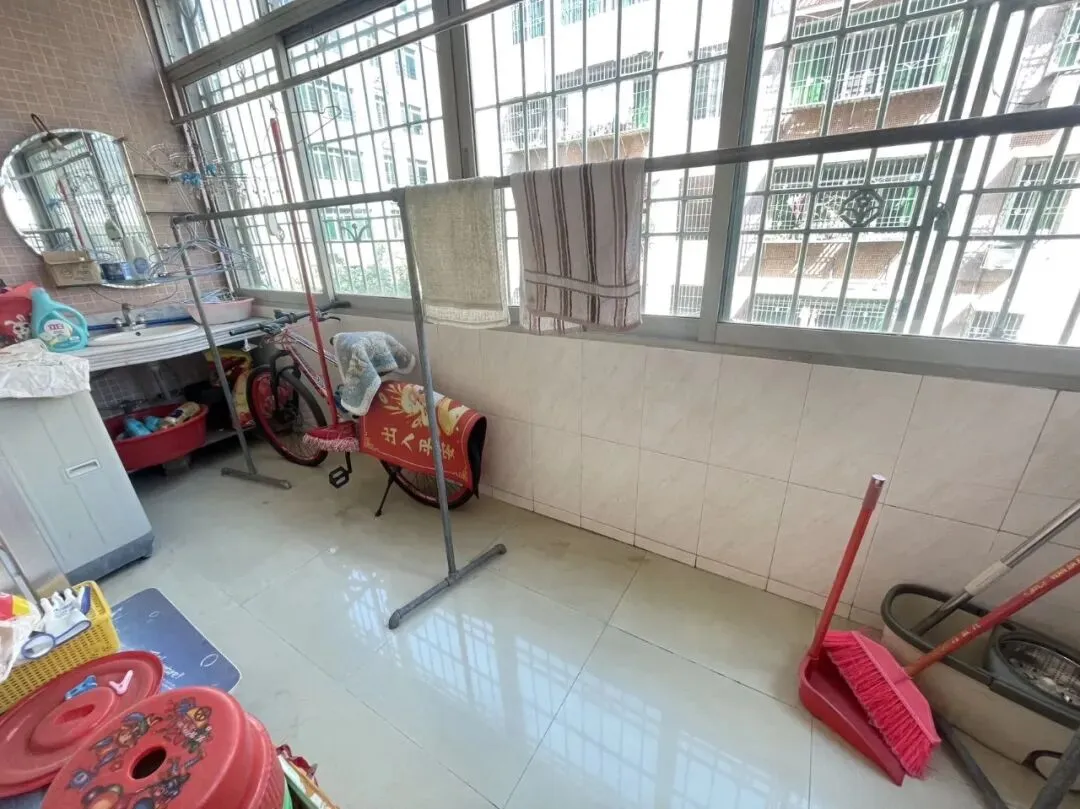 教育路 德星市场 青云小区 步梯4楼 面积97方 三房两厅 振兴学位 地段优越 生活方便 总价38万 随时入住