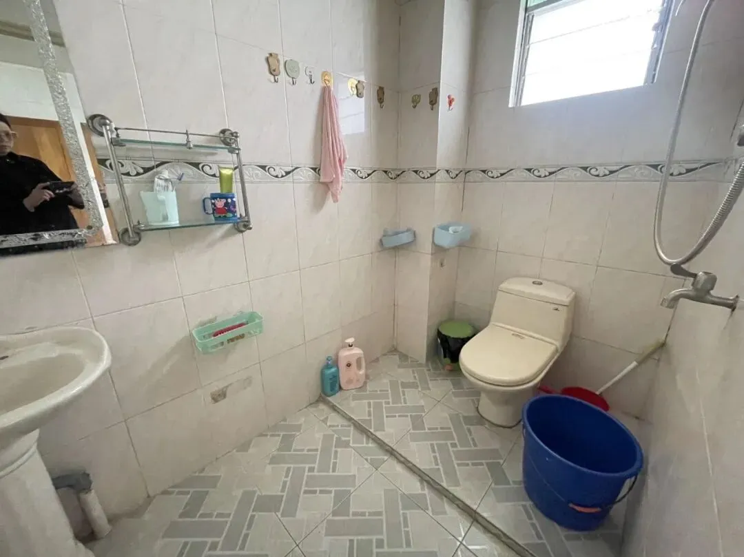 教育路 德星市场 青云小区 步梯4楼 面积97方 三房两厅 振兴学位 地段优越 生活方便 总价38万 随时入住