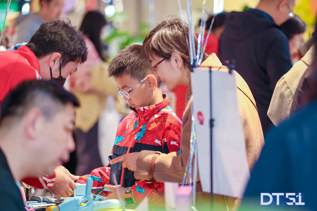 华联股份旗下DT51亲子跳蚤市场温情回顾,那些藏在“摊”玩里的成长与欢喜