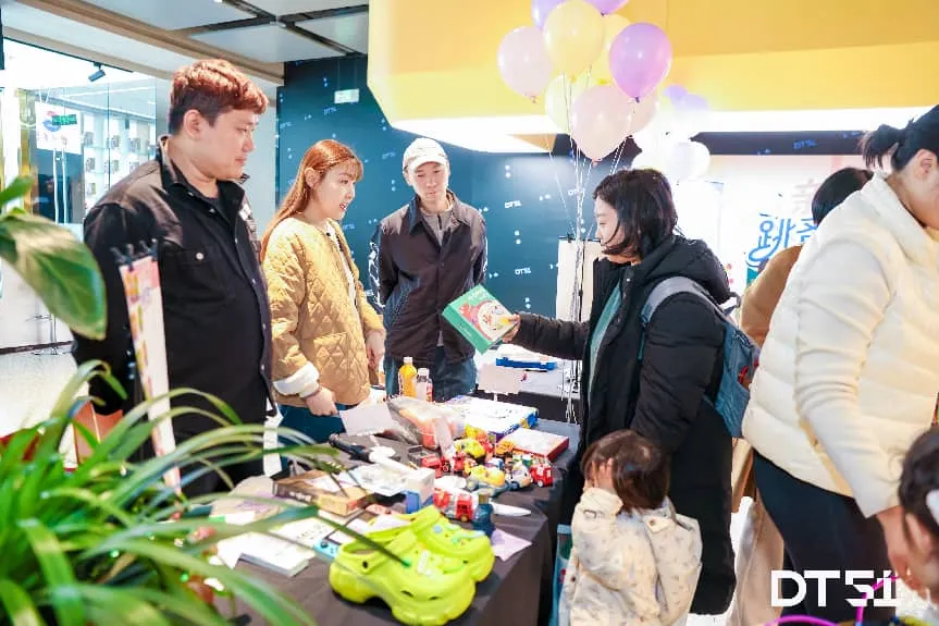 华联股份旗下DT51亲子跳蚤市场温情回顾,那些藏在“摊”玩里的成长与欢喜