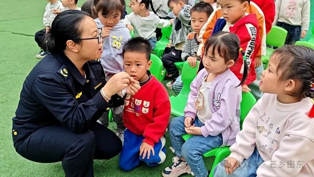 县市场监管局走进幼儿园开展“安全知识进校园”宣传活动