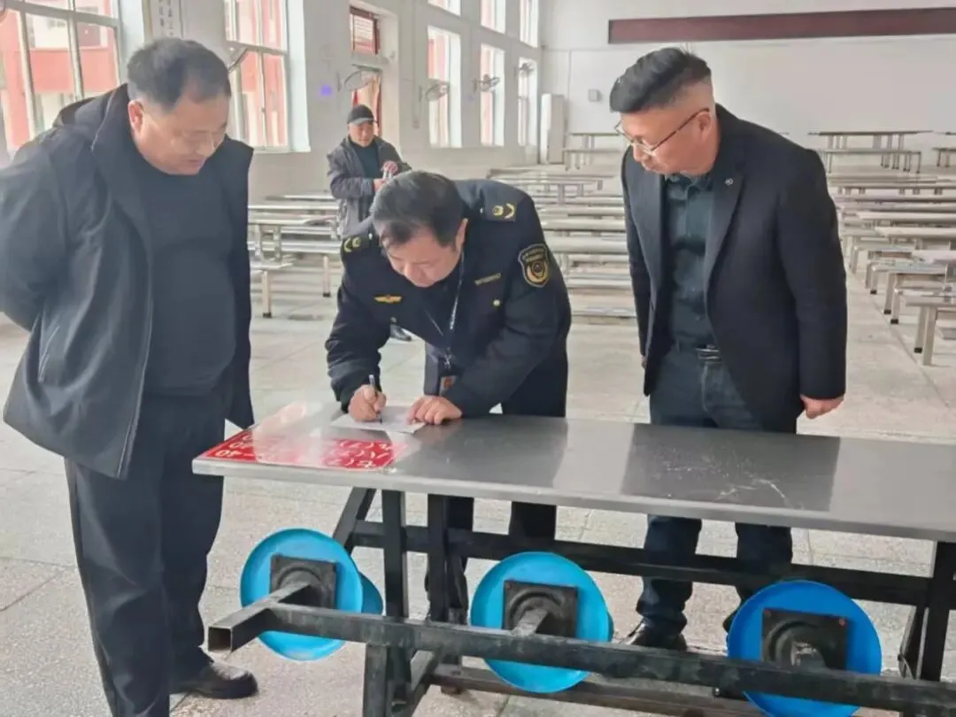 罗山县市场监管局周党市场监管所:开展春季学校食堂复工专项检查
