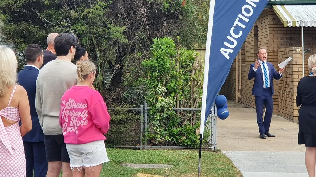 暴雷!澳洲房地产市场的黑幕太过离谱!澳洲官方终于开始重拳整治拍卖乱象!布里斯班与悉尼超63%房源不标价,各州采取强力措施!