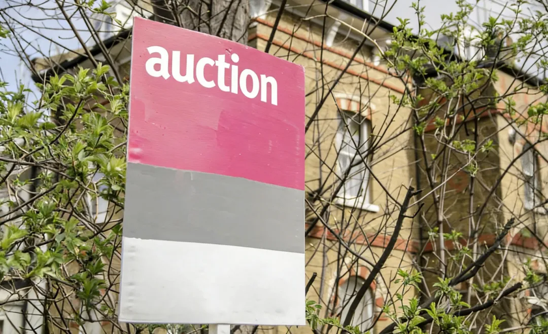 暴雷!澳洲房地产市场的黑幕太过离谱!澳洲官方终于开始重拳整治拍卖乱象!布里斯班与悉尼超63%房源不标价,各州采取强力措施!