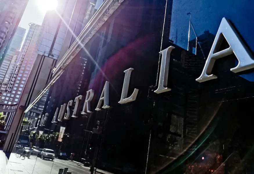 暴雷!澳洲房地产市场的黑幕太过离谱!澳洲官方终于开始重拳整治拍卖乱象!布里斯班与悉尼超63%房源不标价,各州采取强力措施!