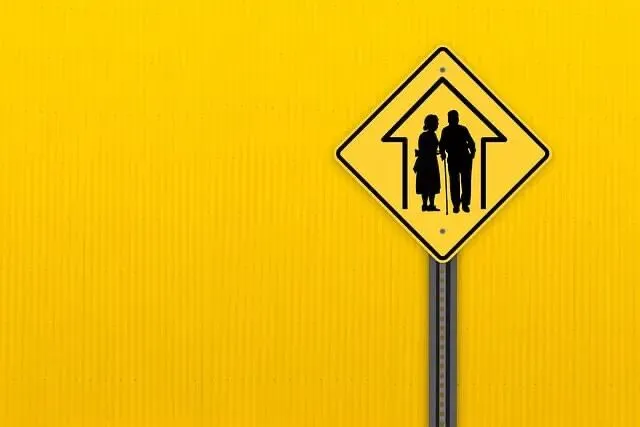 十五五定调养老护理!护理险市场真面目,这种情况下按月发钱,才是体面保障的养老