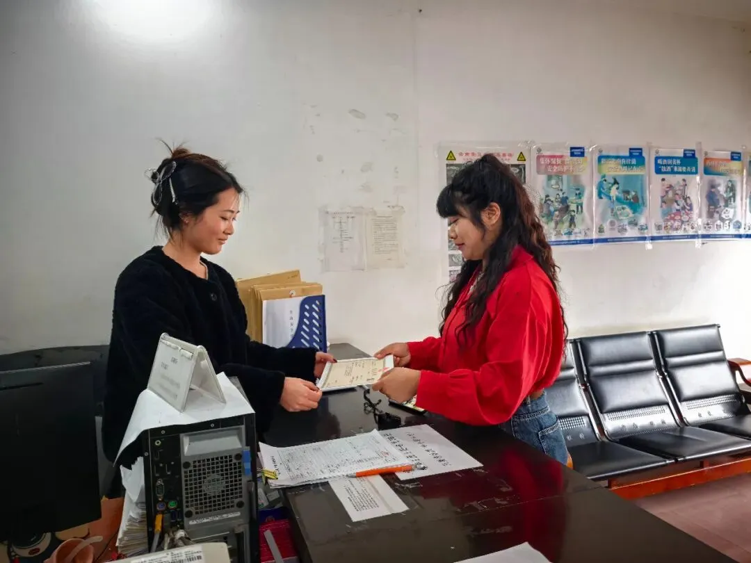 【为民办实事】镇安市场监管所:集中办理营业执照,把实事办到群众心坎上