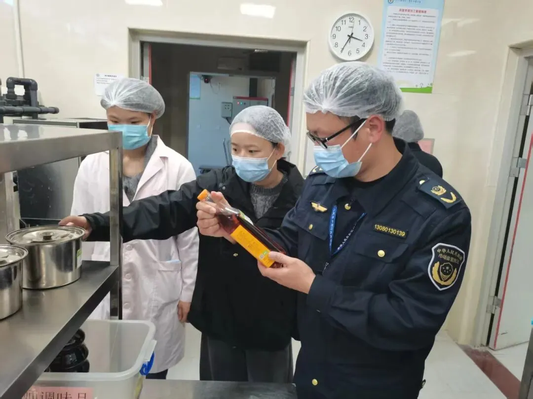 护航开学季守好食安线——新罗区市场监管局西陂所开展春季开学校园食品安全守护行动