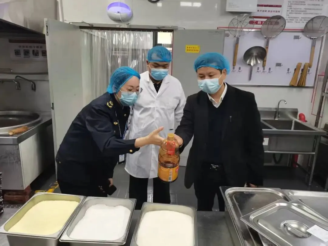 护航开学季守好食安线——新罗区市场监管局西陂所开展春季开学校园食品安全守护行动