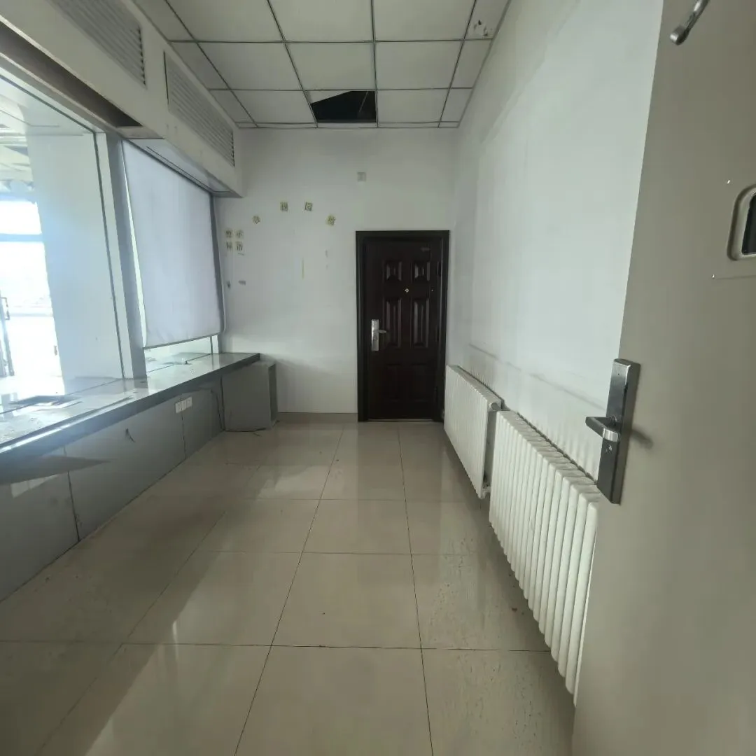 B2293——大型综合市场进出口处纯商铺直租(附近餐饮少)