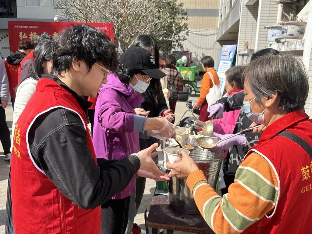 我们的节日 | 鼓楼区营销中心党支部开展“浓情拗九传孝道,福粥暖心颂美德”拗九节志愿者服务活动