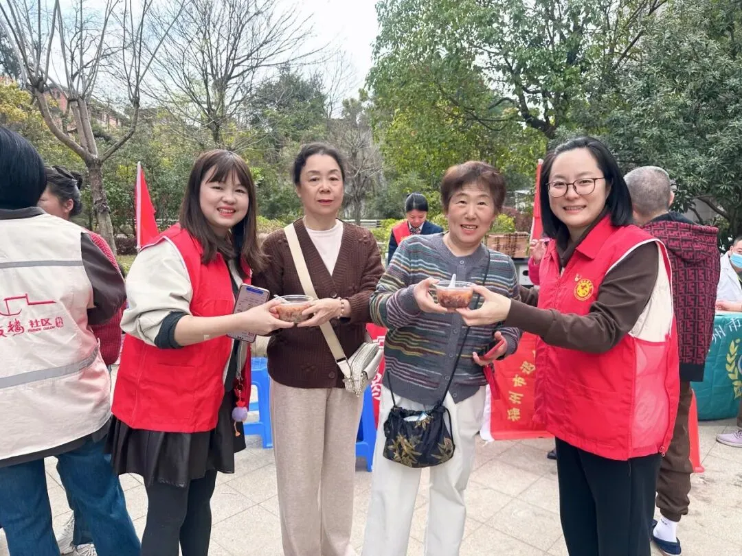 我们的节日 | 鼓楼区营销中心党支部开展“浓情拗九传孝道,福粥暖心颂美德”拗九节志愿者服务活动