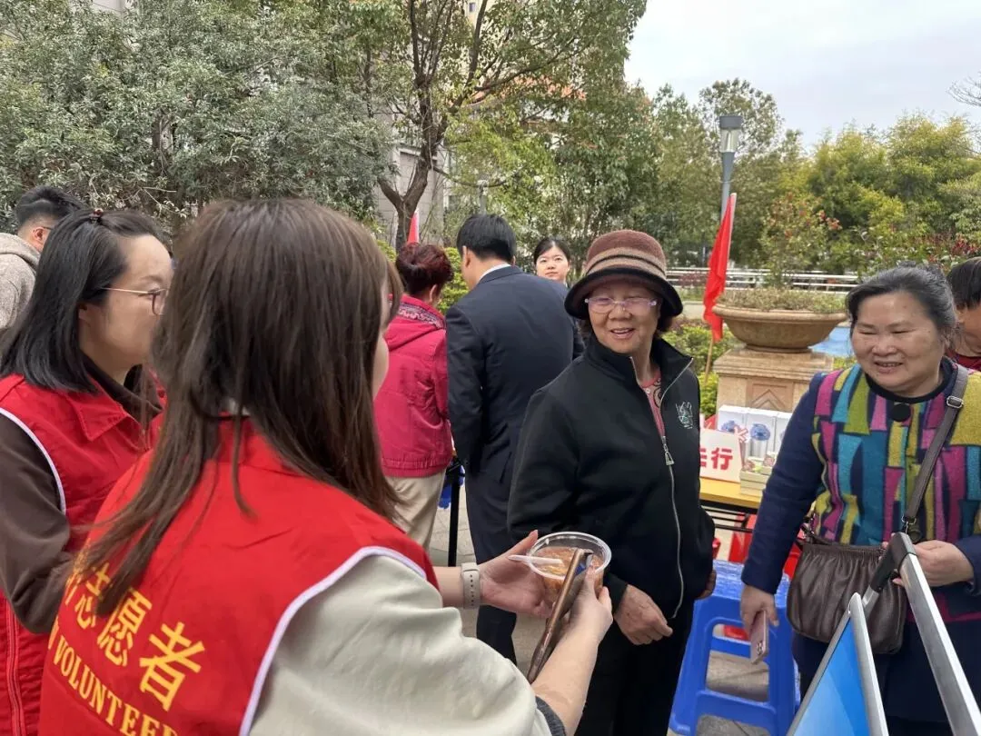 我们的节日 | 鼓楼区营销中心党支部开展“浓情拗九传孝道,福粥暖心颂美德”拗九节志愿者服务活动