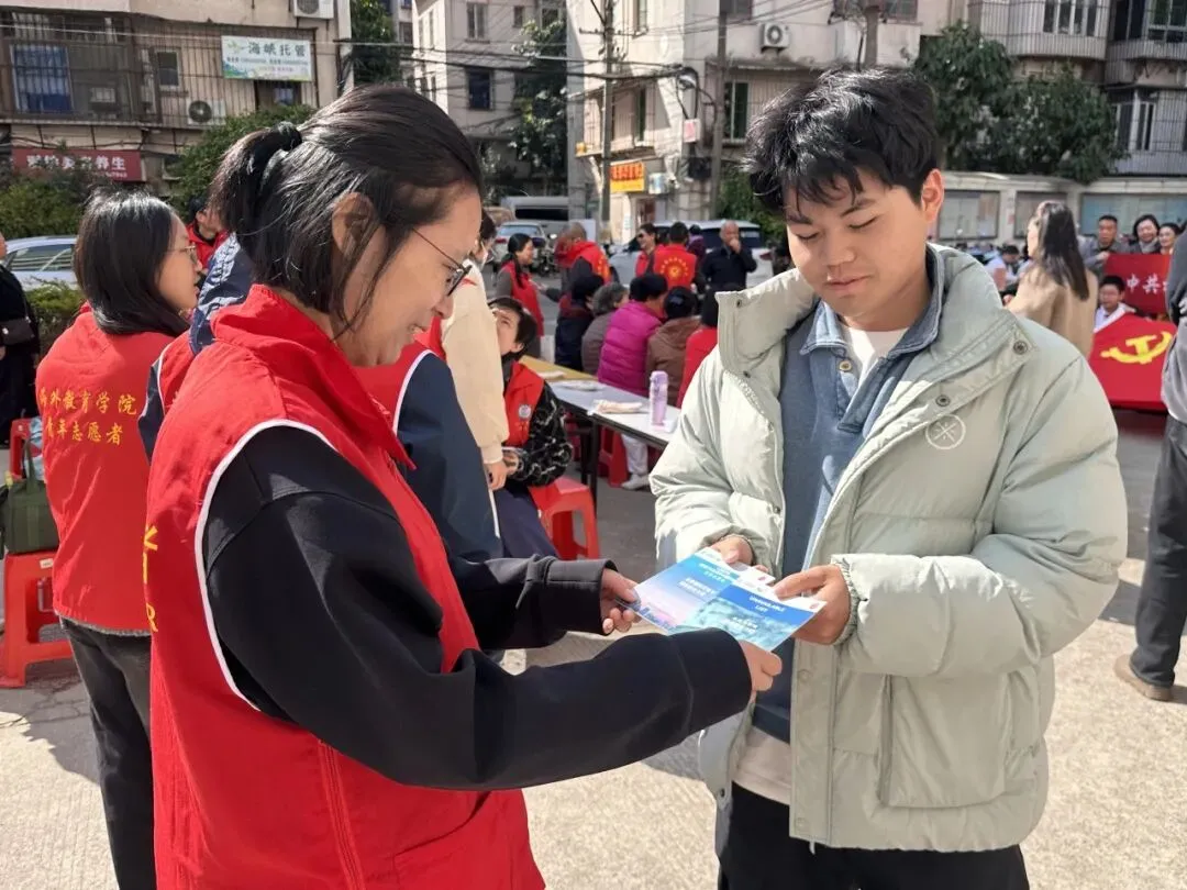 我们的节日 | 鼓楼区营销中心党支部开展“浓情拗九传孝道,福粥暖心颂美德”拗九节志愿者服务活动