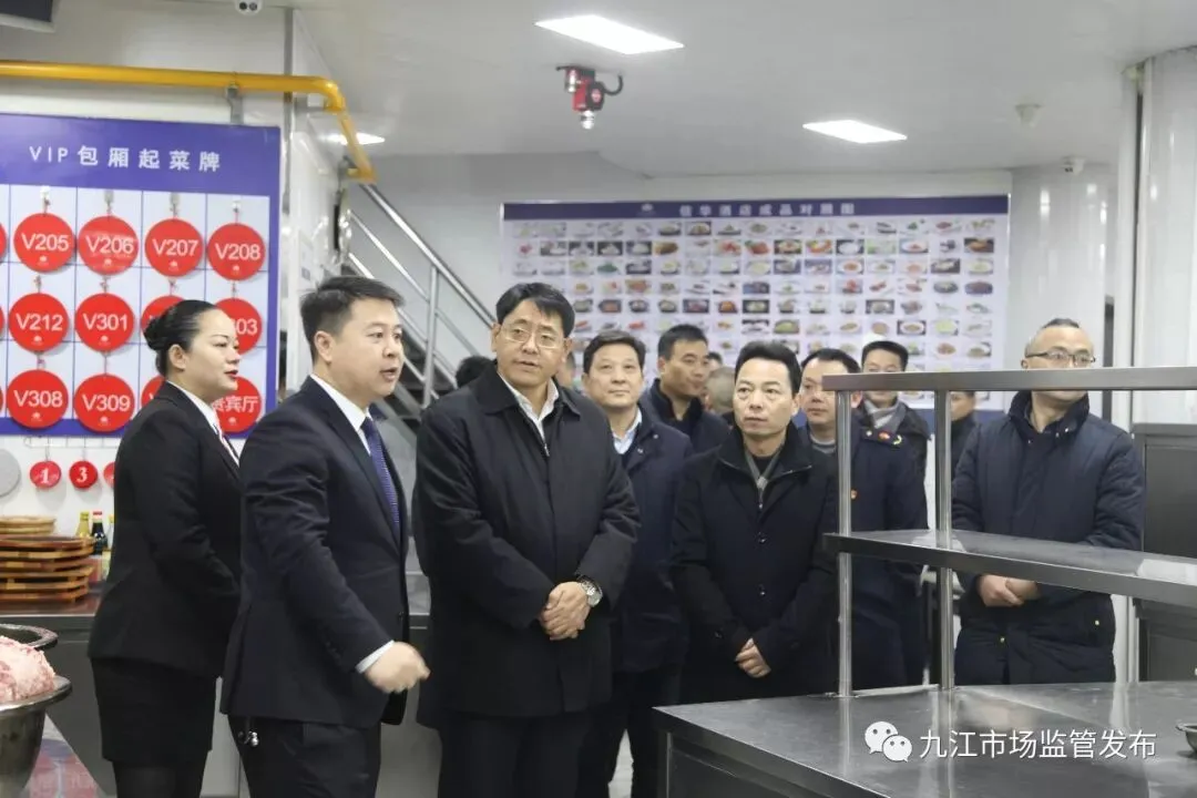 九江市委常委、副市长张新龙检查春节市场