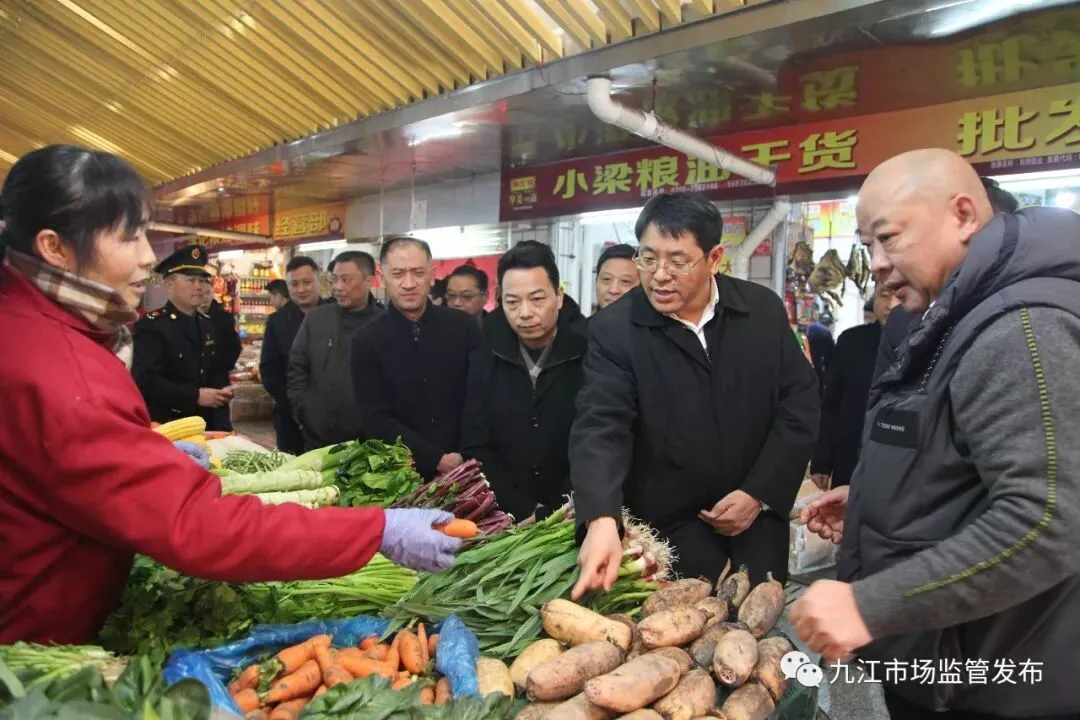 九江市委常委、副市长张新龙检查春节市场
