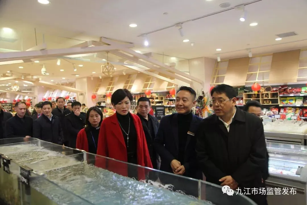 九江市委常委、副市长张新龙检查春节市场