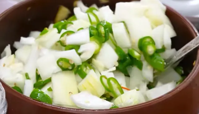 吃腻了复杂调味美食?欧巴哦尼酱菜市场老顾客近20年钟情的简单韭菜煎饼给出解决方案!