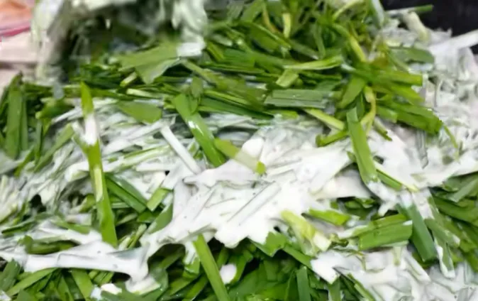 吃腻了复杂调味美食?欧巴哦尼酱菜市场老顾客近20年钟情的简单韭菜煎饼给出解决方案!