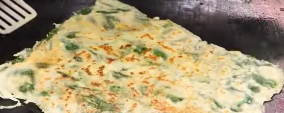 吃腻了复杂调味美食?欧巴哦尼酱菜市场老顾客近20年钟情的简单韭菜煎饼给出解决方案!