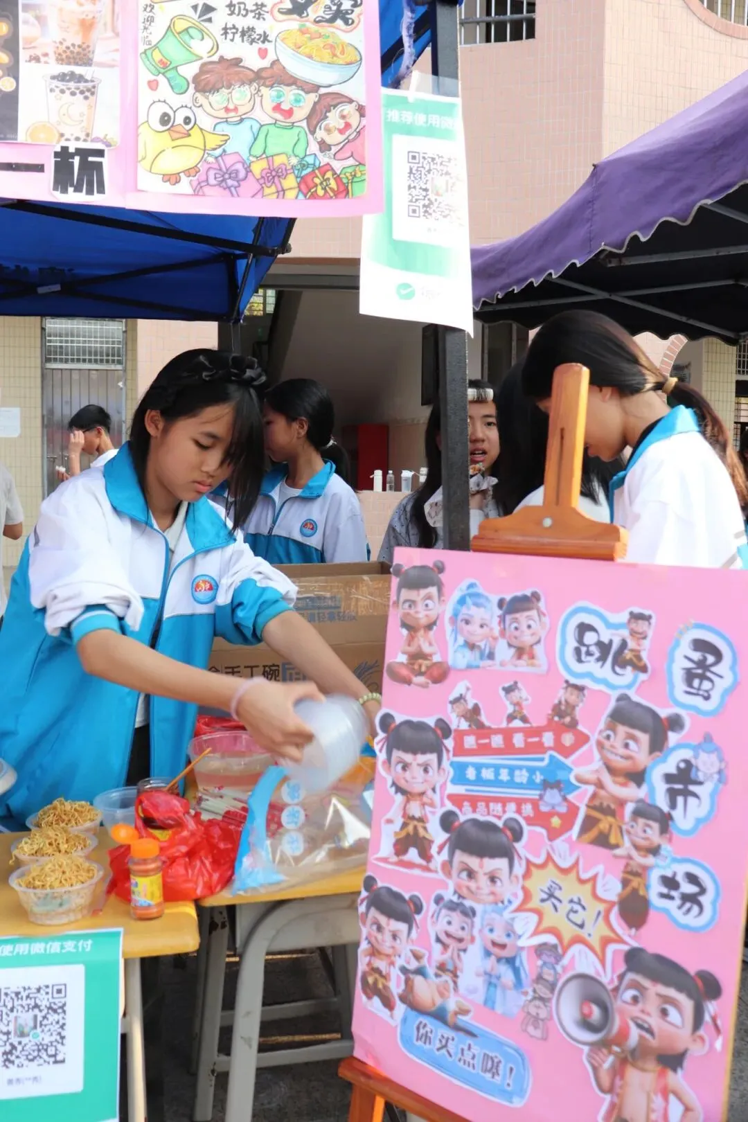 望夫中学开展第七届跳蚤市场暨学雷锋义卖活动