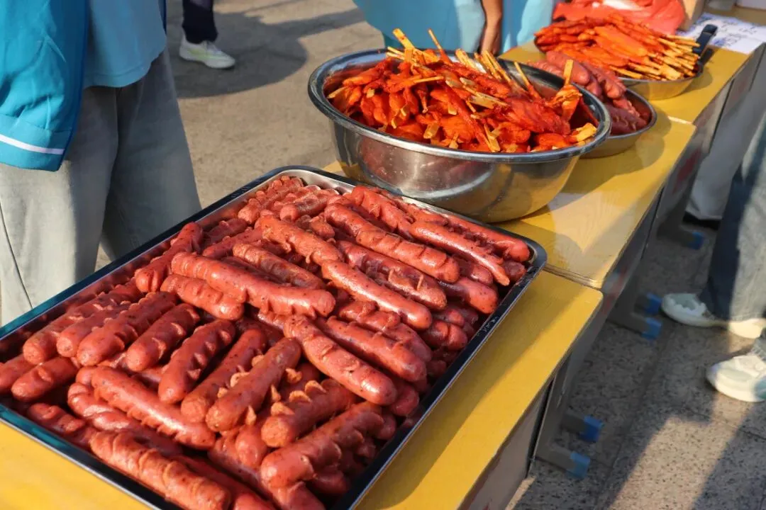 望夫中学开展第七届跳蚤市场暨学雷锋义卖活动