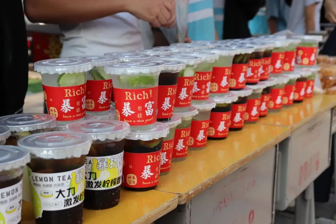 望夫中学开展第七届跳蚤市场暨学雷锋义卖活动