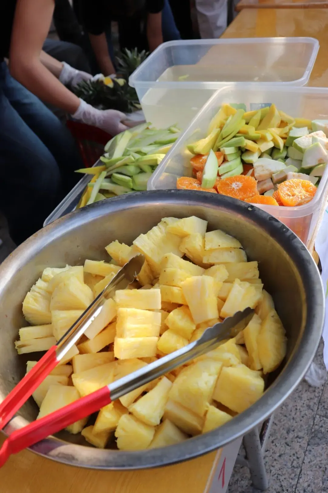 望夫中学开展第七届跳蚤市场暨学雷锋义卖活动