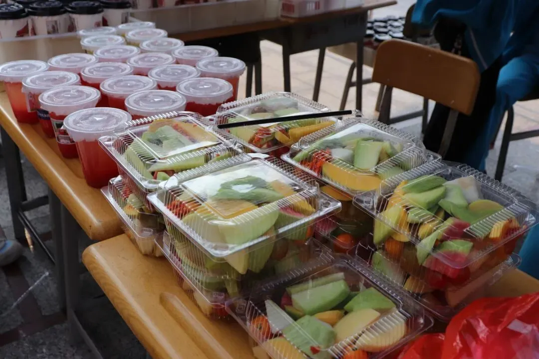 望夫中学开展第七届跳蚤市场暨学雷锋义卖活动