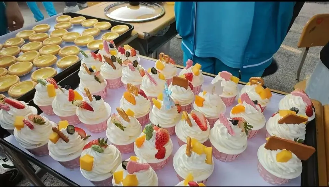 望夫中学开展第七届跳蚤市场暨学雷锋义卖活动