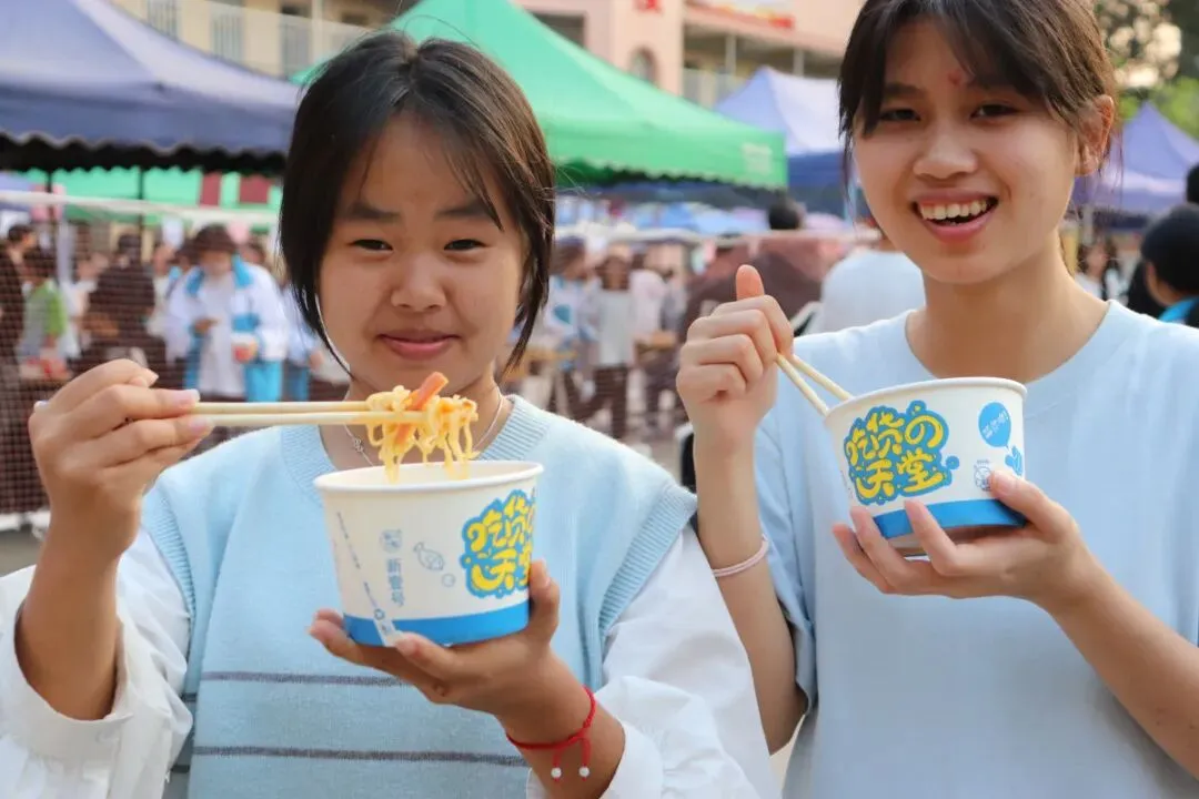 望夫中学开展第七届跳蚤市场暨学雷锋义卖活动