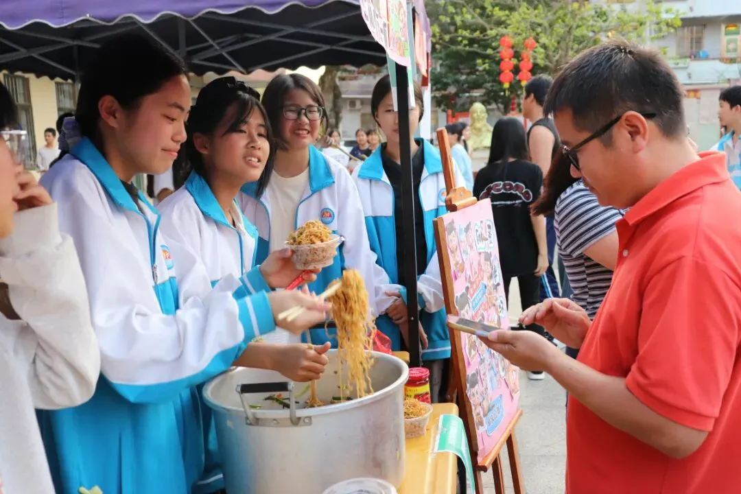 望夫中学开展第七届跳蚤市场暨学雷锋义卖活动