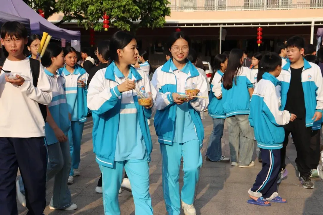 望夫中学开展第七届跳蚤市场暨学雷锋义卖活动