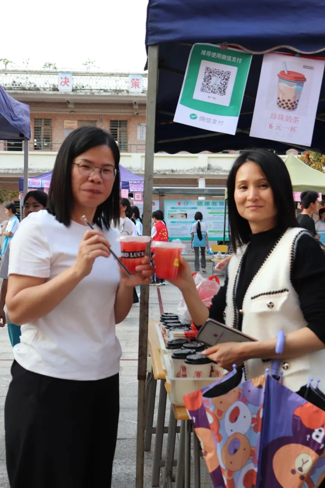 望夫中学开展第七届跳蚤市场暨学雷锋义卖活动