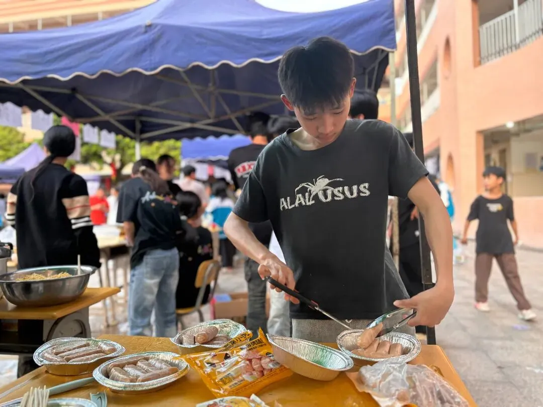 望夫中学开展第七届跳蚤市场暨学雷锋义卖活动