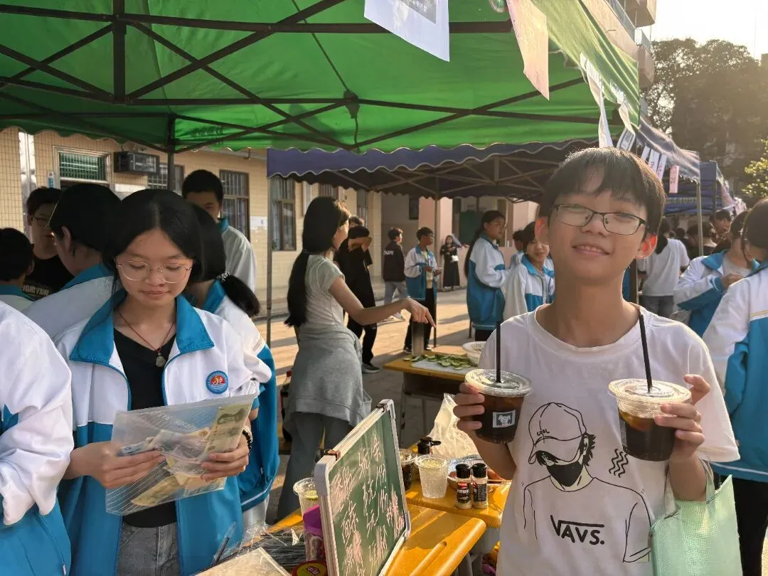 望夫中学开展第七届跳蚤市场暨学雷锋义卖活动