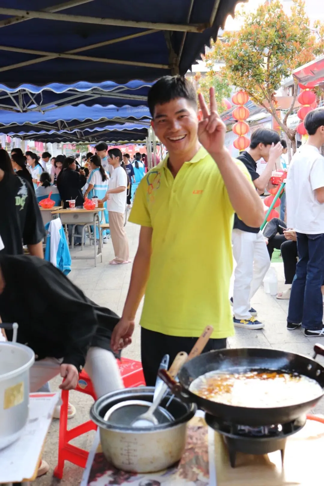 望夫中学开展第七届跳蚤市场暨学雷锋义卖活动
