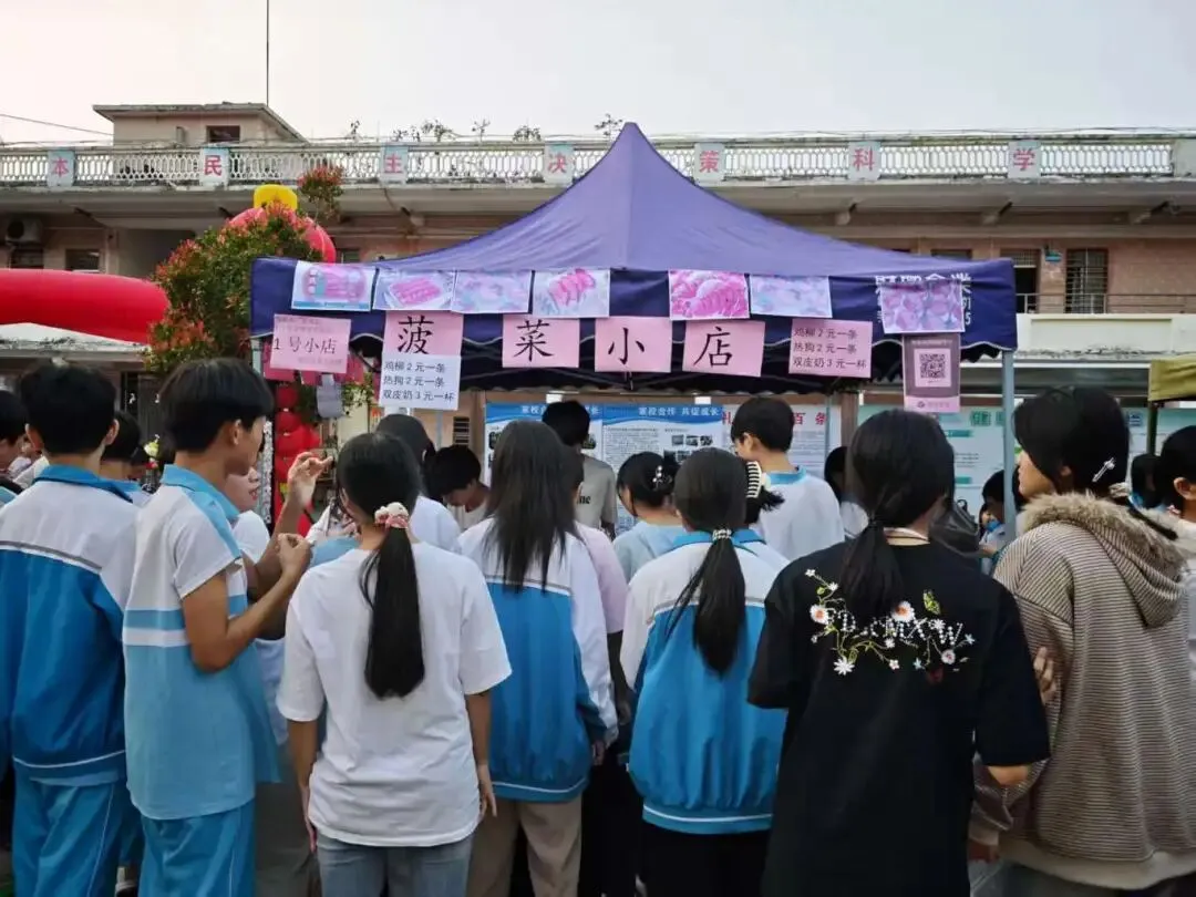 望夫中学开展第七届跳蚤市场暨学雷锋义卖活动