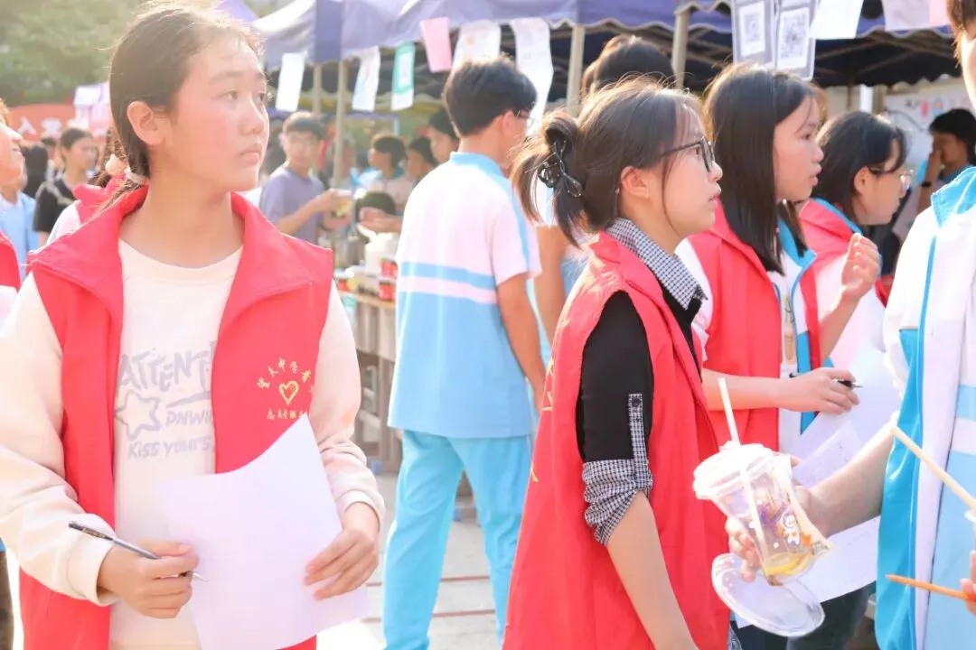 望夫中学开展第七届跳蚤市场暨学雷锋义卖活动