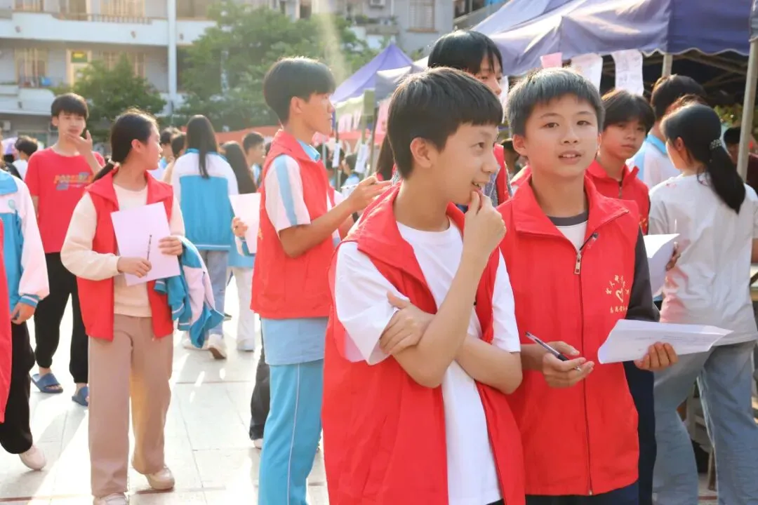 望夫中学开展第七届跳蚤市场暨学雷锋义卖活动