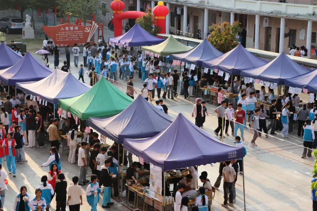 望夫中学开展第七届跳蚤市场暨学雷锋义卖活动