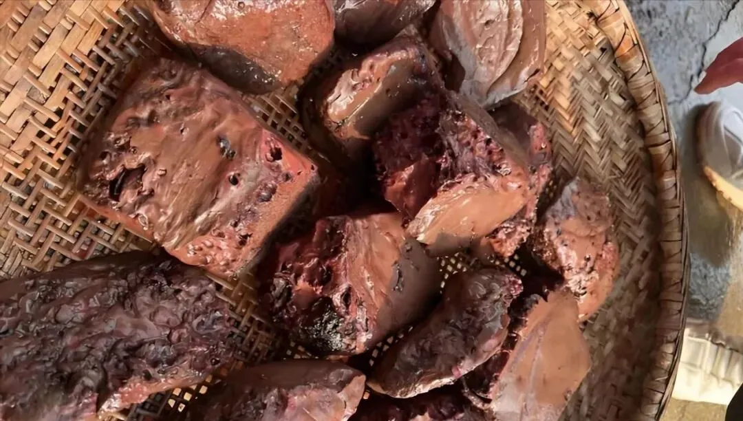 市场里卖的“猪血”,有多少是真的?假猪血是啥原料做的,这几招教你一眼识破