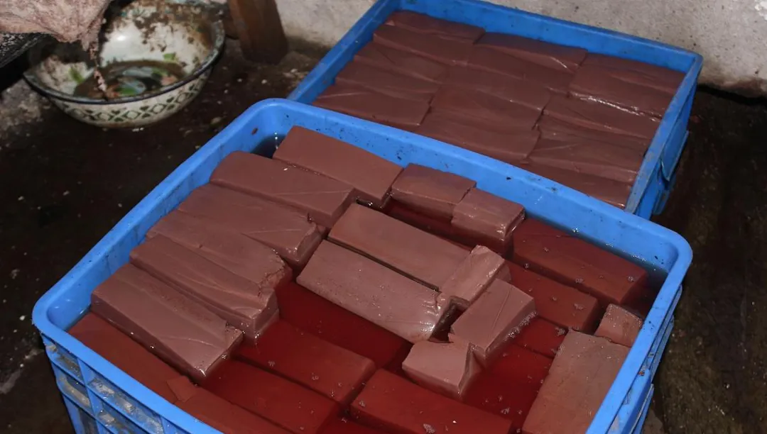 市场里卖的“猪血”,有多少是真的?假猪血是啥原料做的,这几招教你一眼识破