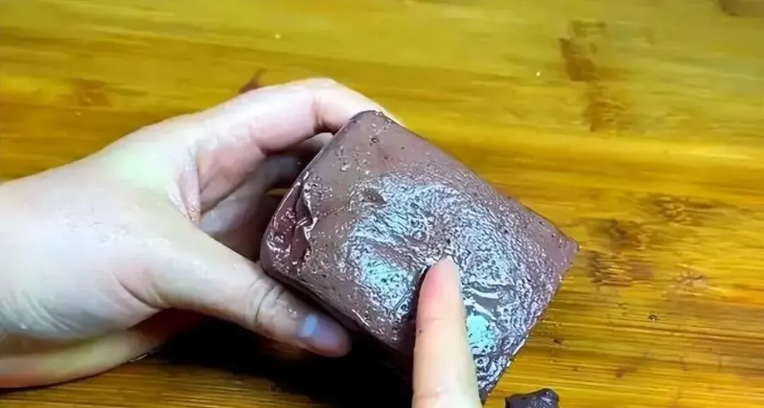 市场里卖的“猪血”,有多少是真的?假猪血是啥原料做的,这几招教你一眼识破