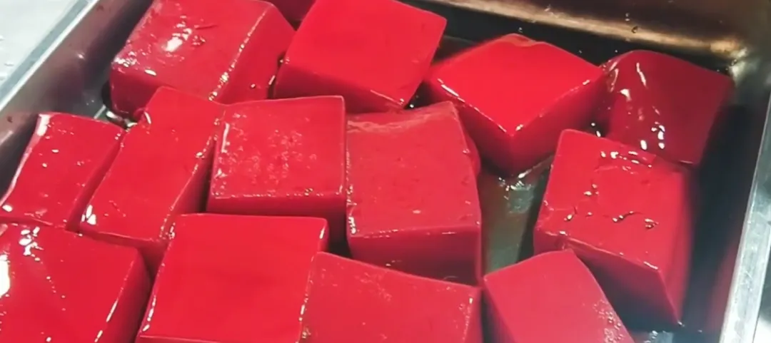 市场里卖的“猪血”,有多少是真的?假猪血是啥原料做的,这几招教你一眼识破