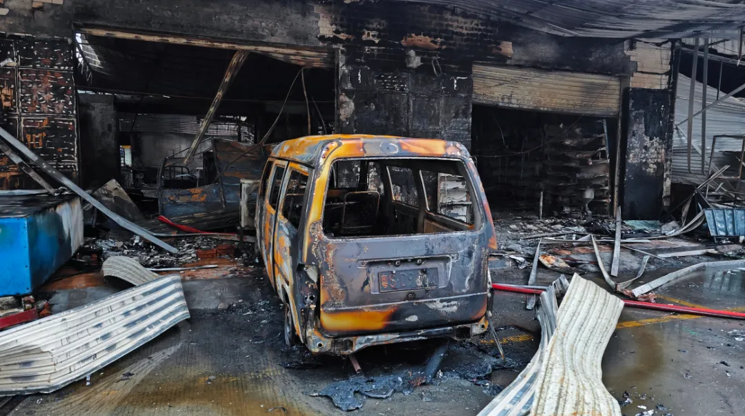 火光冲天!广州盛世市场凌晨发生大火