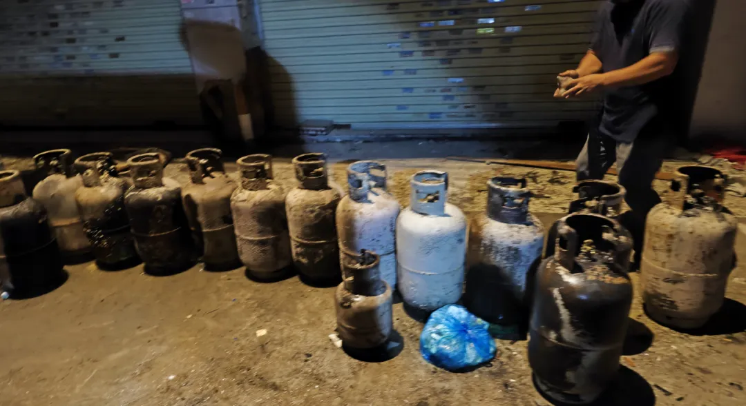 火光冲天!广州盛世市场凌晨发生大火