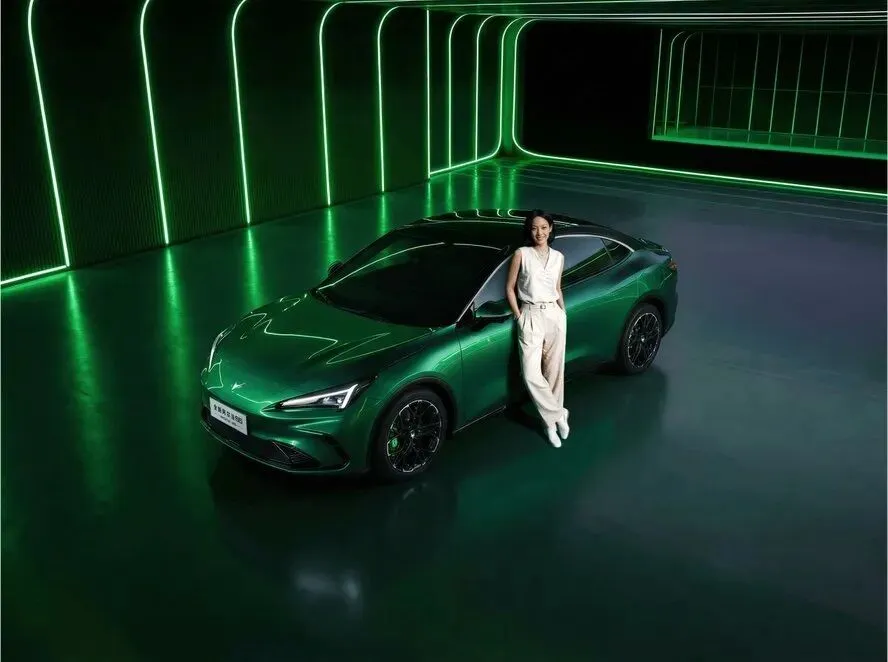 9.98万起掀市场风暴 极狐阿尔法S5以全维爽感重新定义中型轿车标杆