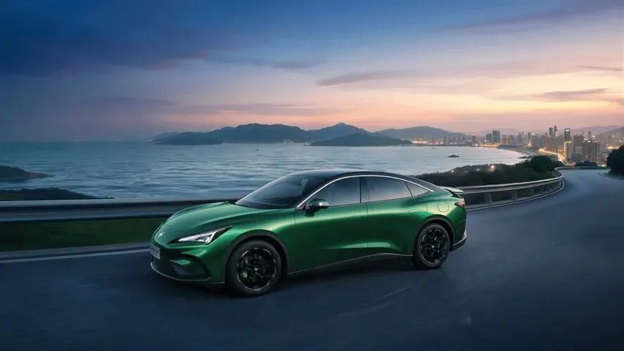 9.98万起掀市场风暴 极狐阿尔法S5以全维爽感重新定义中型轿车标杆